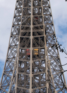 法国巴黎埃菲尔铁塔电梯图片
