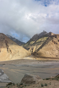 喀喇昆仑山山脉的 K2 徒步旅行小径, 位于巴基斯坦北部喀喇昆仑山山脉的 Braldu 河边徒步旅行