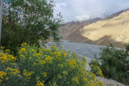 喀喇昆仑山山脉的 K2 徒步旅行小径, 位于巴基斯坦北部喀喇昆仑山山脉的 Braldu 河边徒步旅行