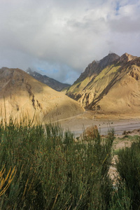 喀喇昆仑山山脉的 K2 徒步旅行小径, 位于巴基斯坦北部喀喇昆仑山山脉的 Braldu 河边徒步旅行