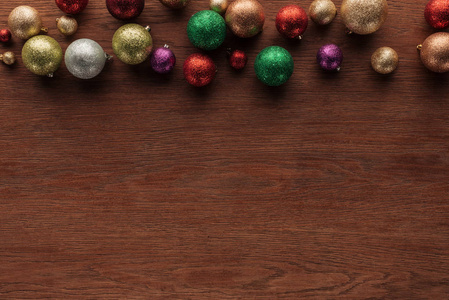 美丽闪亮的彩色华而不实在木质表面, 圣诞背景的顶部视图