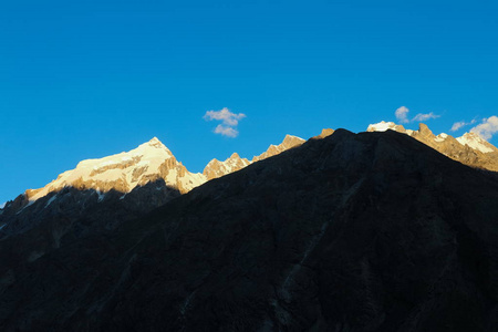 喀喇昆仑山山脉的 K2 徒步旅行小径, 位于巴基斯坦北部喀喇昆仑山山脉的 Braldu 河边徒步旅行