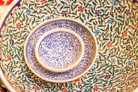 土耳其伊斯坦布尔大市集出售传统的土耳其陶瓷碗和印有地标图案的盘子。多彩陶瓷纪念品