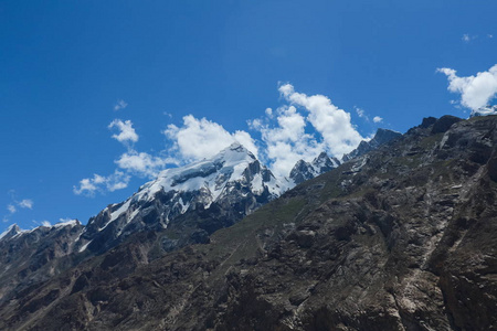 喀喇昆仑山山脉的 K2 徒步旅行小径, 位于巴基斯坦北部喀喇昆仑山山脉的 Braldu 河边徒步旅行