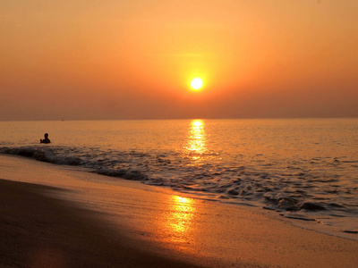 美丽的夕阳在海