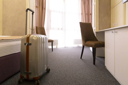 时尚的行李袋在现代酒店客房图片