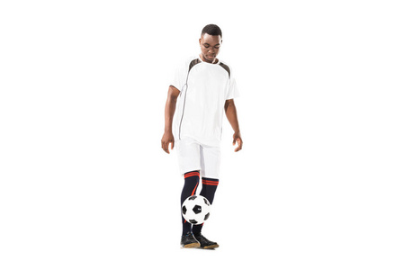 年轻的非洲裔美国人运动员玩足球孤立的白色