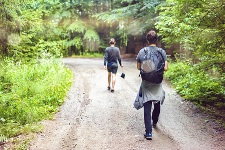 男子与朋友在弗格拉什山森林散步背包。背景模糊。罗马尼亚