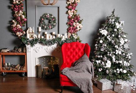 圣诞快乐, 假期愉快。美丽的节日装饰的房间, 圣诞树, 壁炉和礼物。舒适的冬天场面