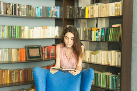 人教育和大学概念图书馆的年轻学生妇女与书