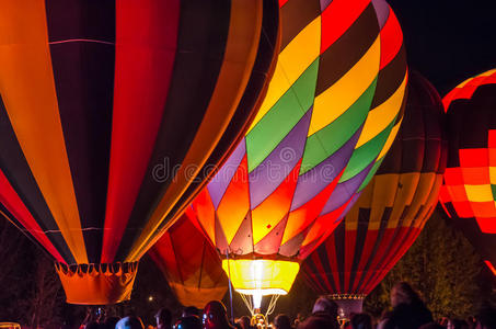 明亮的热气球在夜晚发光图片