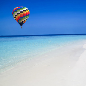 热气球在海上旅行图片