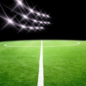 灯火通明的足球场图片