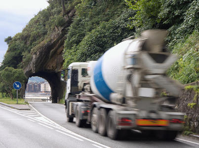 搅拌车及隧道