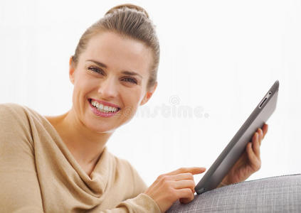 用平板电脑微笑的年轻女子