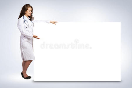 站在空白横幅旁的年轻女医生