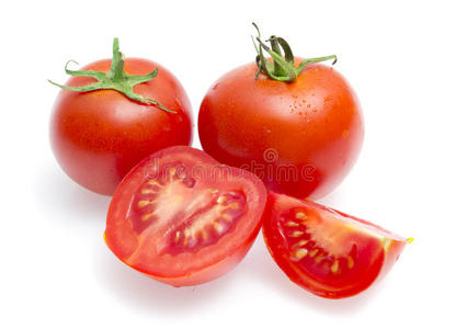 白色背景下分离的红西红柿