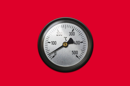 摄氏温度计温度表从加热器隔离在红色背景。使用剪切路径