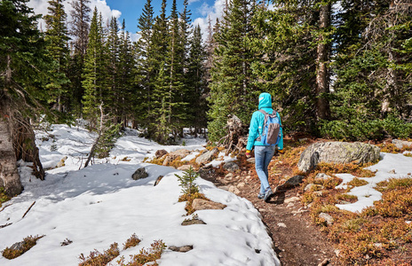 美国科罗拉多州洛基山脉国家公园有背包徒步旅行的女性游客