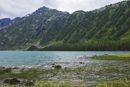 岩石在水中，Multinskiye 湖阿尔泰山