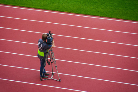 录影操作员射击在体育场的照相机体育比赛
