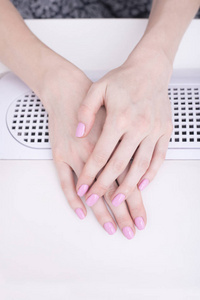 温柔的粉红色指甲。女性手指甲沙龙
