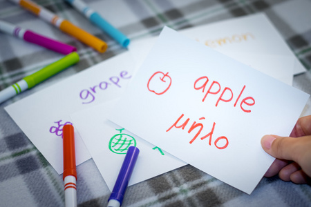 希腊人学习新的语言，用水果名称的卡片