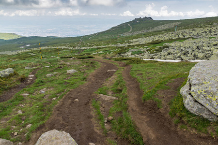 保加利亚索非亚市 Cherni Vrah 峰附近 Vitosha 山的壮观全景