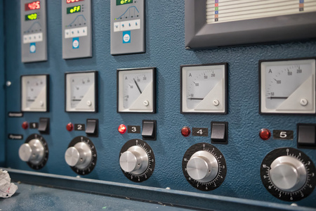 局部热处理温度传感器与电流表的焊接接头的仪表板控制