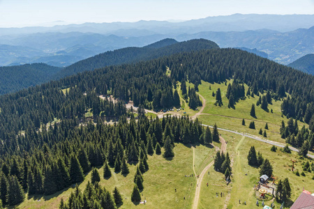 保加利亚斯莫梁 Pamporovo 滑雪胜地 Snezhanka 塔附近的 Rhodope 山脉令人惊叹的景观