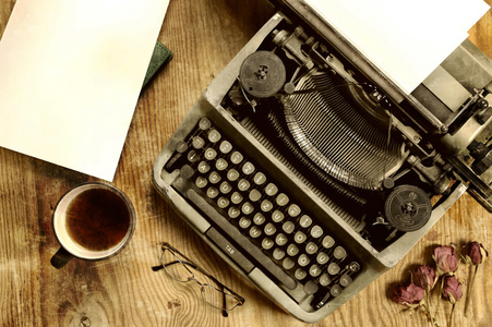 作家与打字机的复古的桌面图片