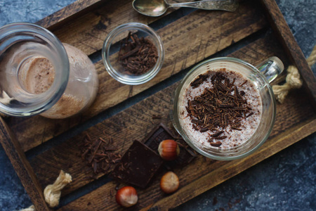自制巧克力奶昔在玻璃上的木质背景, 选择性聚焦