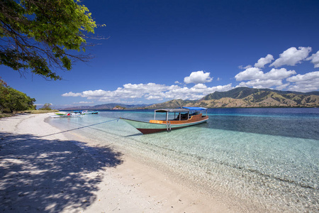印度尼西亚十七岛国家公园热带海滩上的一艘小船