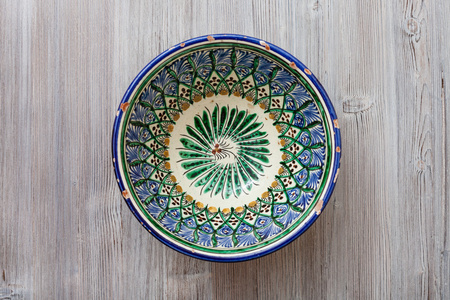 中央亚洲碗灰色棕色桌上的顶视图