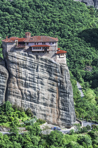 大流星中的寺院建在高高的悬崖上, 四周是橡树林。