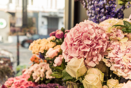 花卉店美丽花朵的选择焦点