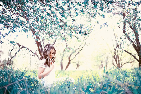 春天花园的苹果树开花年轻美丽的妇女的肖像