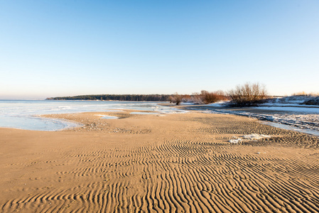 由波罗的海冷冻的海滩视图