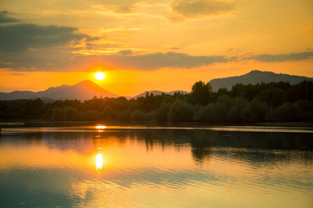 一个美丽的, 五颜六色的日落景观与湖泊, 山和森林。夏季自然风光的高山湖泊。Tatra 山脉在斯洛伐克, 欧洲