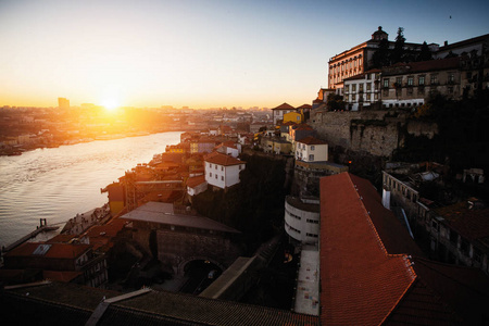 在葡萄牙波尔图日落时杜罗河河的最高视图