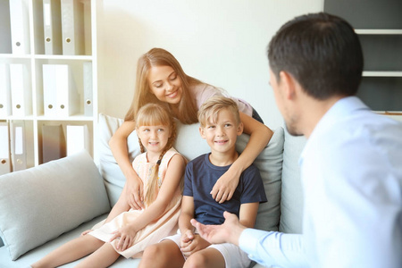 年轻妇女和她的孩子在学校会见校长