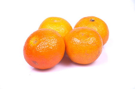 在白色背景上的橘子