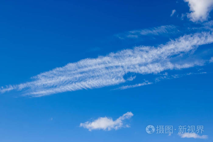 云,在早晨的天空.乌云背后有阳光.新鲜的空气.多云的天气.云的形成.