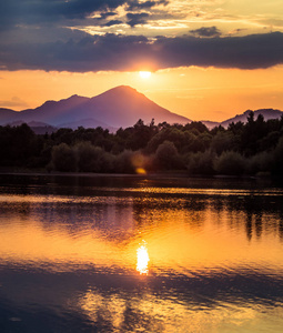 一个美丽的, 五颜六色的夕阳在山上, 湖泊和森林的紫色色调。抽象的, 明亮的风景。Tatra 山脉在斯洛伐克, 欧洲