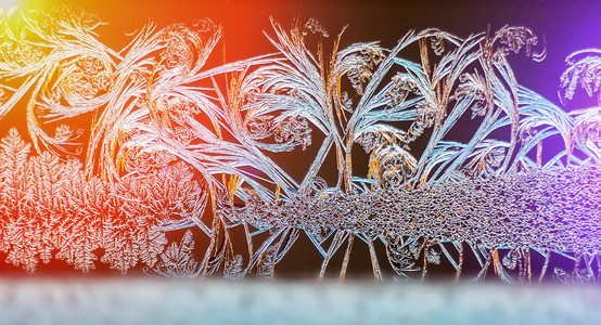 在冬天窗户上的冰霜天然花纹
