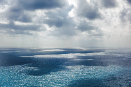 美丽的海景, 极简主义, 云在水中美丽的倒影