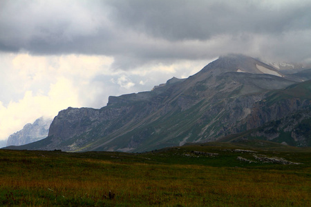 北部山地景观的自然景观照片与重灰色的乌云密布的天空