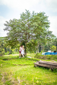 年轻的蜜月情侣在稻田里散步。newleds 的美丽之旅, 印尼巴厘岛。自然, 夏天, 绿色, 明亮