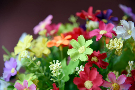 许多假花都在同一束花束中。色彩饱满的布料花