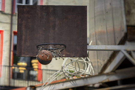 街头篮球比赛。篮球盾, 球通过篮。体育概念, 命中准确性, 活跃生活方式